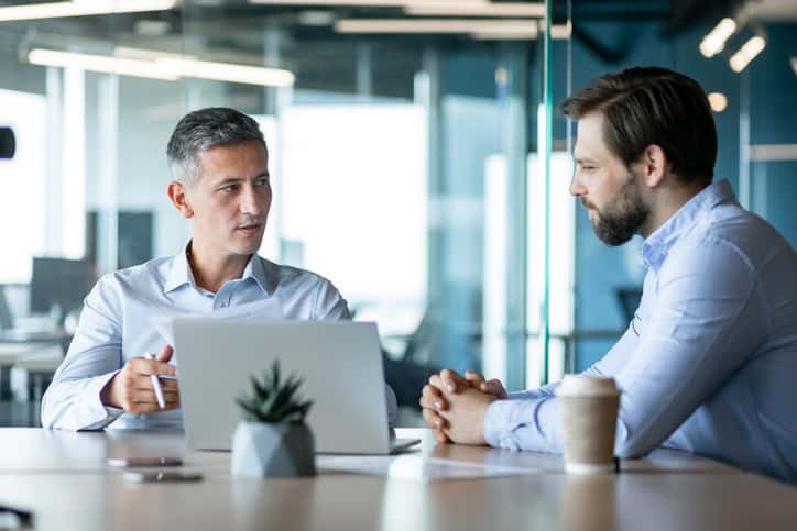 Beratungsgespräch zu SAP RISE – Unternehmen planen die Migration in die SAP S/4HANA Cloud mit RISE with SAP